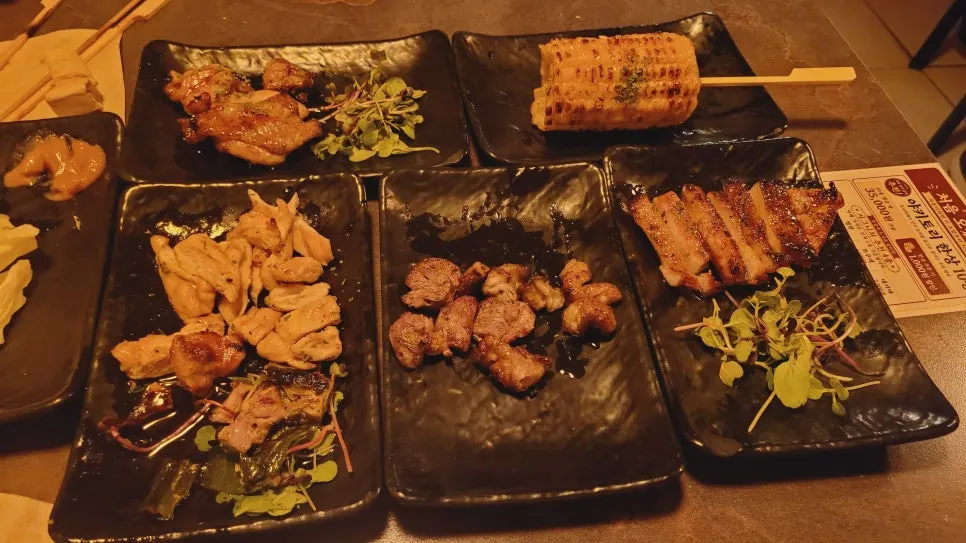 여러 부위로 주문한 소금구이 꼬치