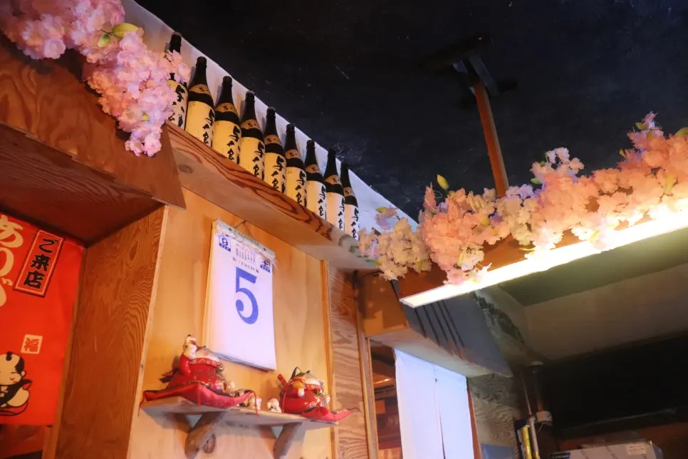 생맥주와 함께 차려진 꼬치 테이블