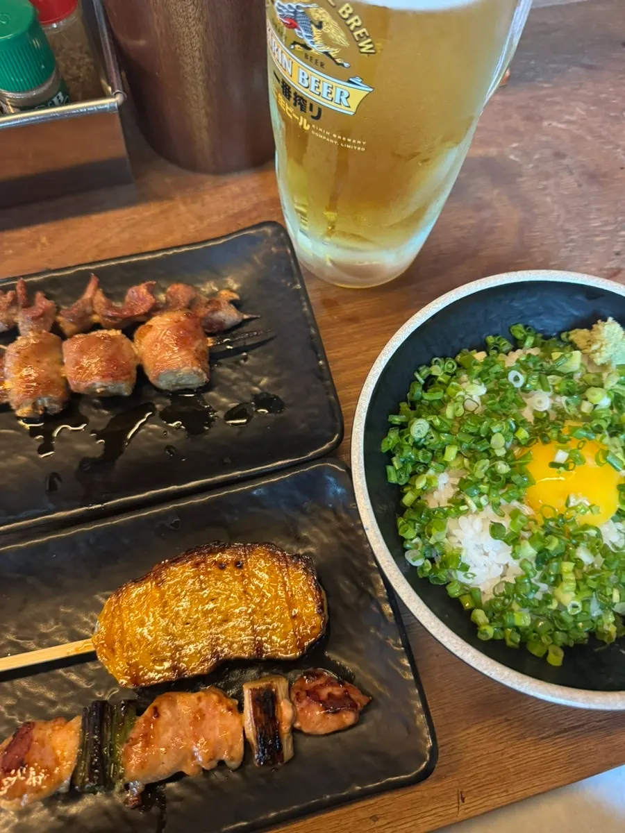 숯불 위에서 익어가는 야키토리 꼬치