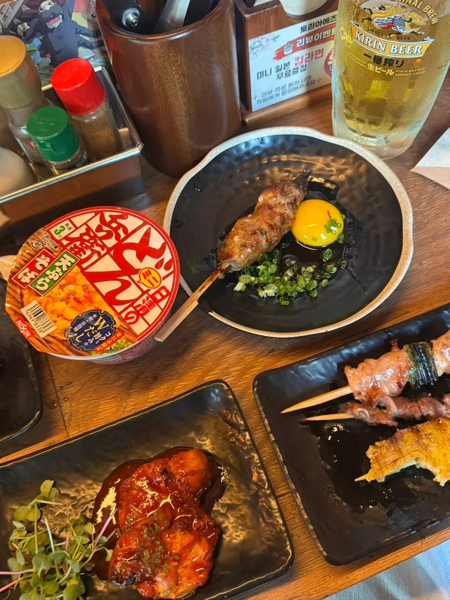 꼬치와 생맥주가 놓인 다찌석 테이블