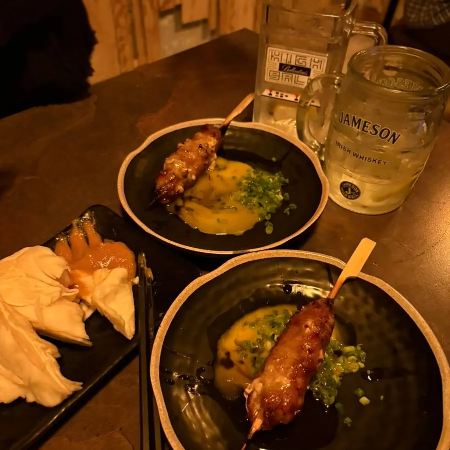 Table with skewers and a drink