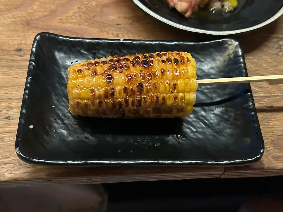 통허벅지 꼬치와 구운 옥수수