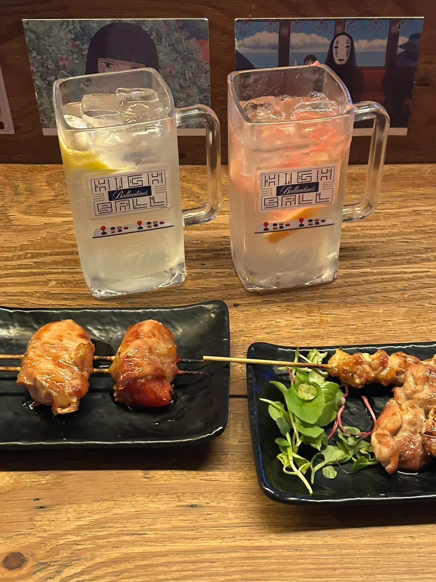다양한 꼬치와 하이볼이 놓인 테이블