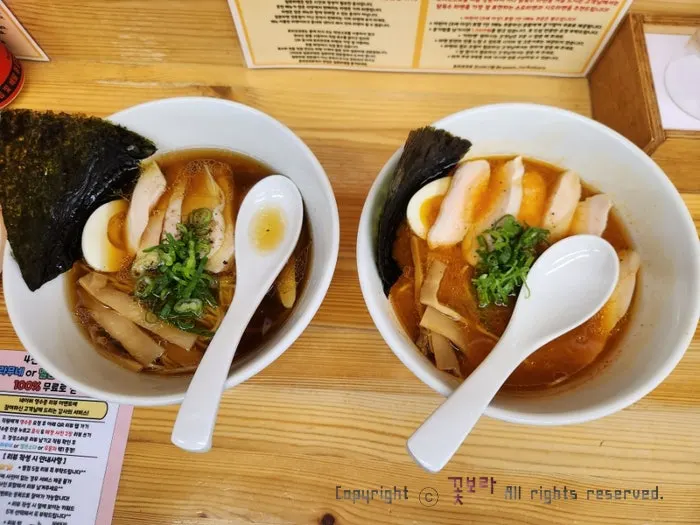 라멘 육수에 밥을 말아 먹는 모습
