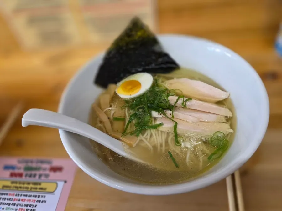 Shio ramen seasoned with salt in chicken broth