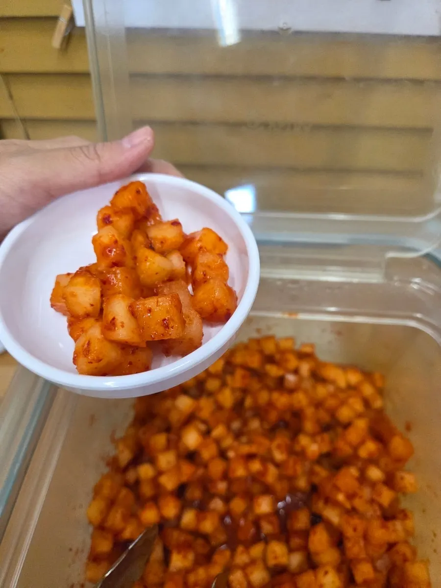 Cube-cut kkakdugi at the self-serve bar