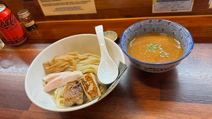 Rich dipping broth for the tsukemen