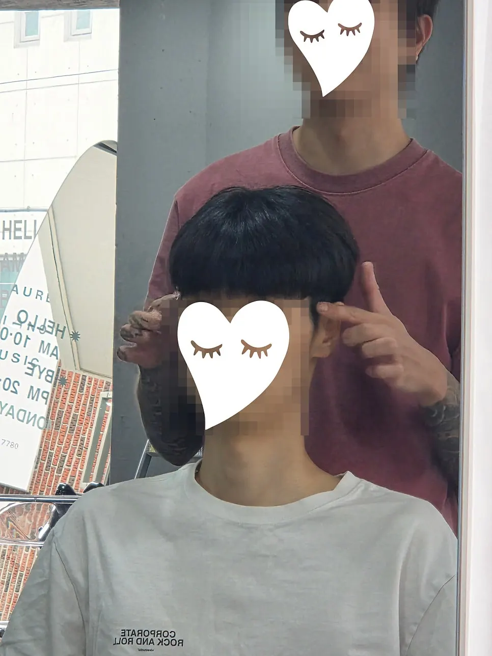 시술 전 모발 상태 확인하는 모습