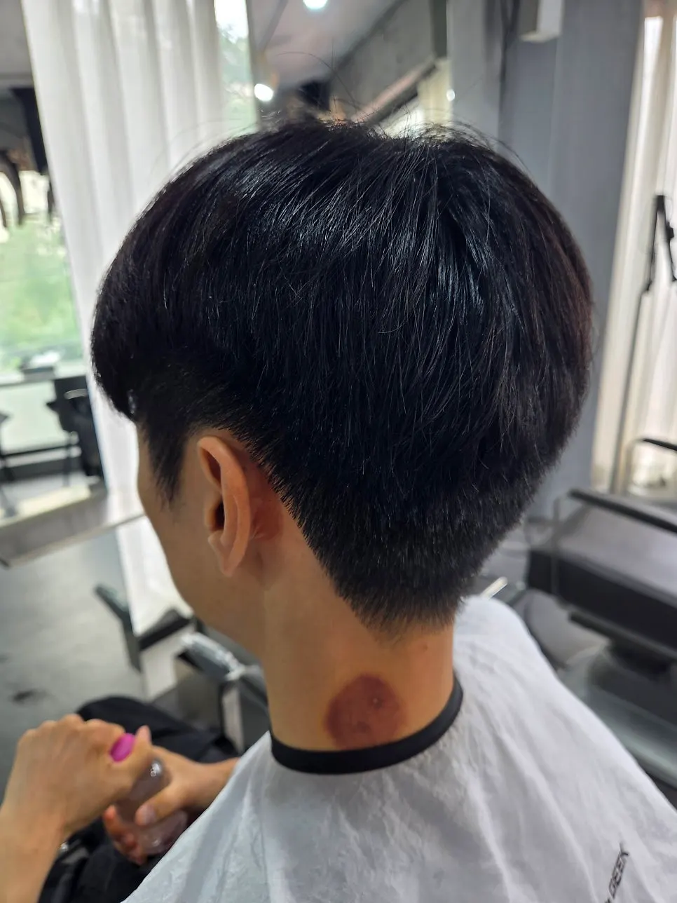 옆머리와 앞머리 밸런스를 정리하는 커트