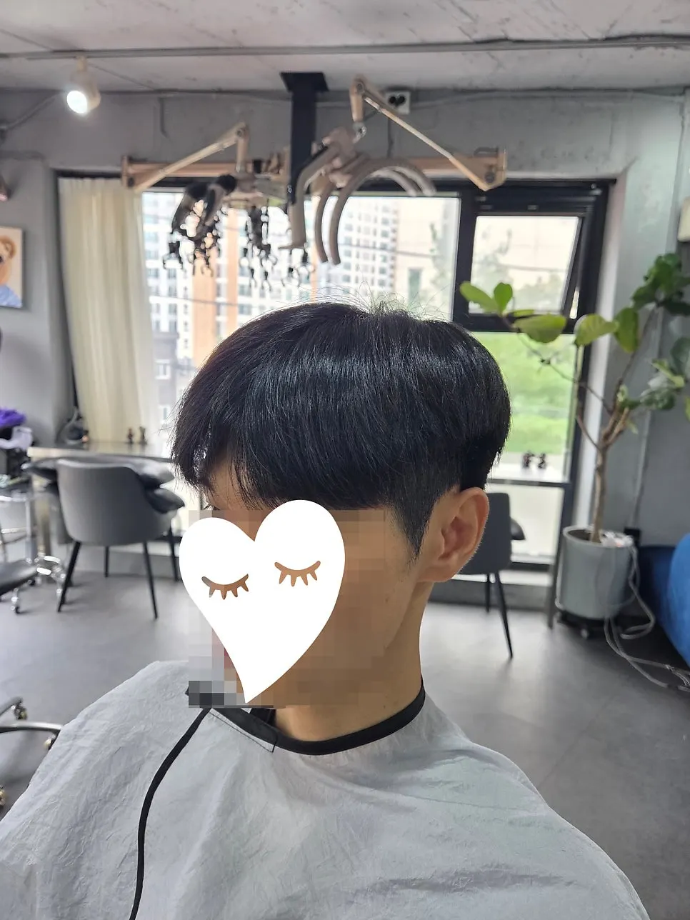 뒷머리까지 깔끔하게 정리된 커트 결과