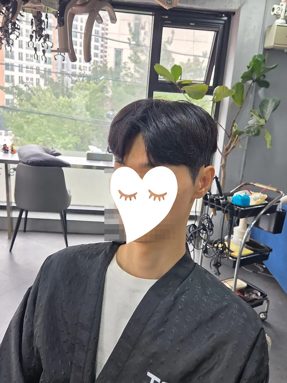 구역별로 컬을 넣은 애즈펌 시술 진행 모습