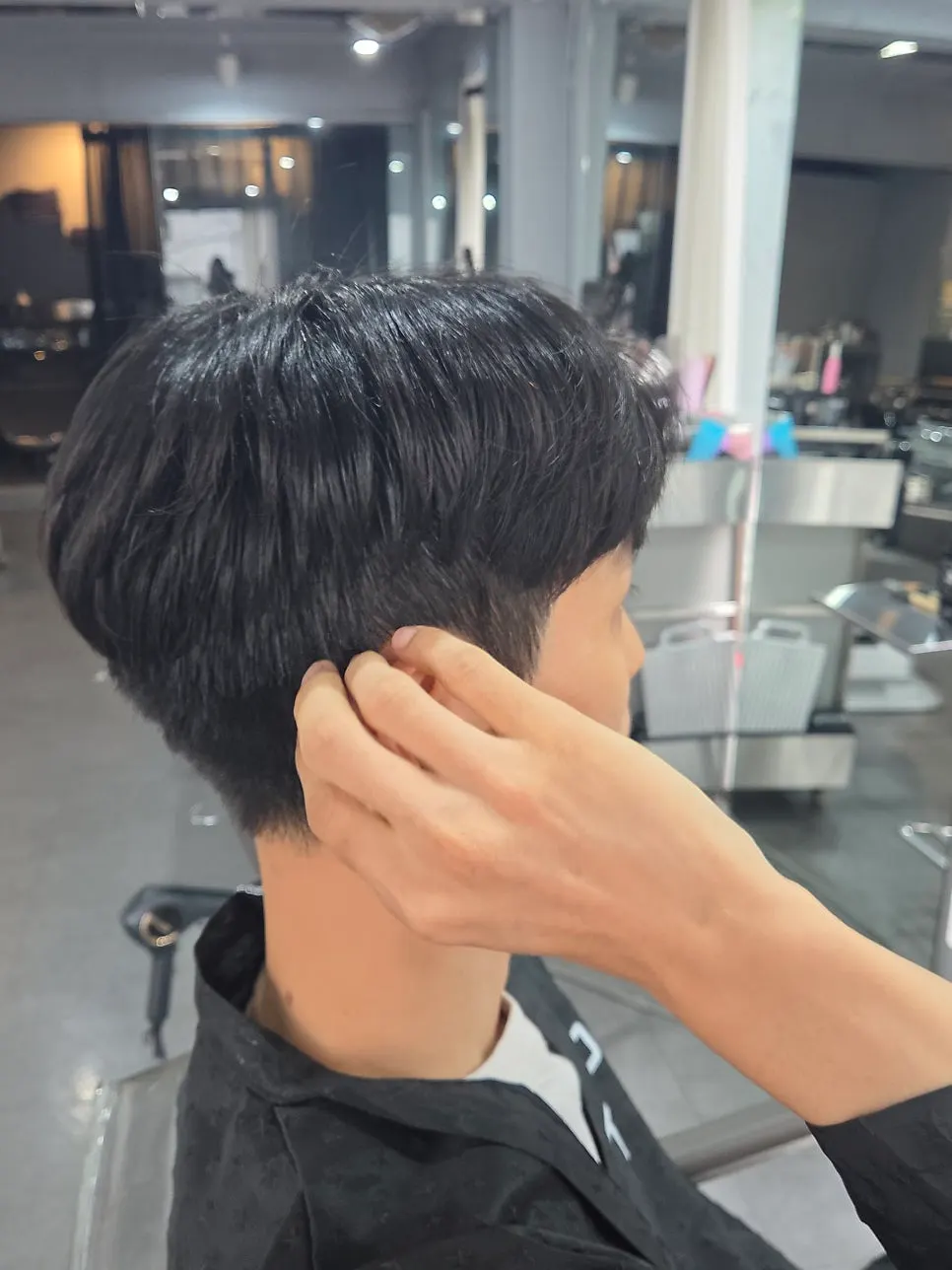 옆 라인이 정리된 데일리 남자 애즈펌 스타일
