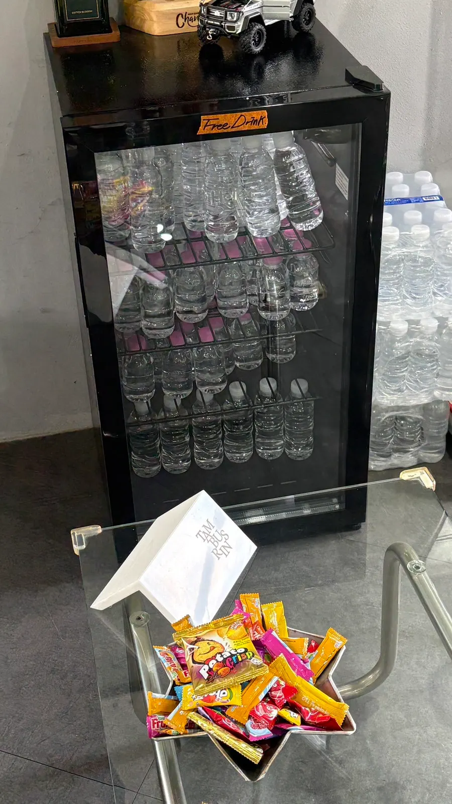 의자 세 개가 놓인 샴푸존