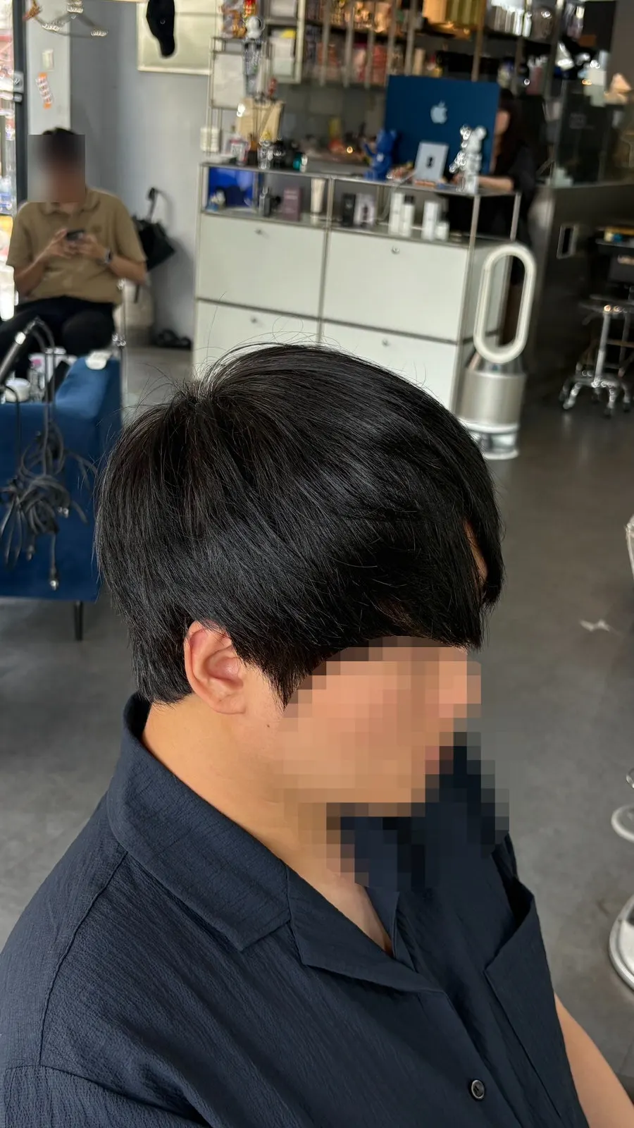 파마 전 뻗치는 직모 상태의 뒷머리