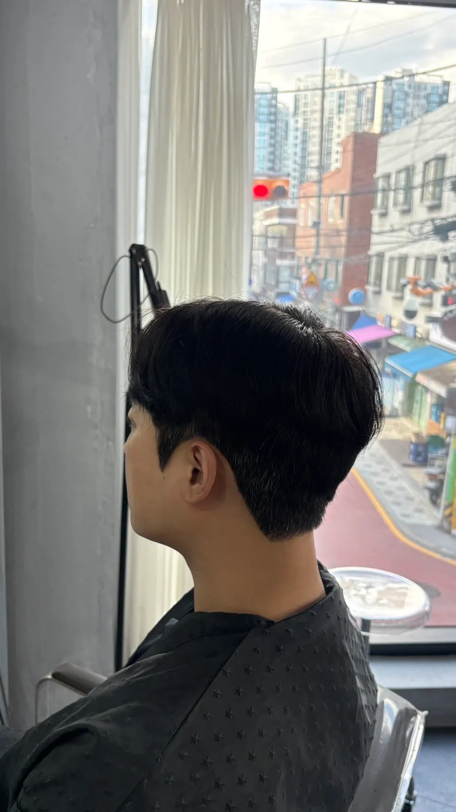 쉐도우펌 완성 후 컬이 잡힌 남자 헤어