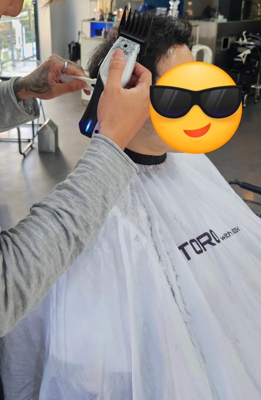 모발케어 전 남자 커트 진행 모습