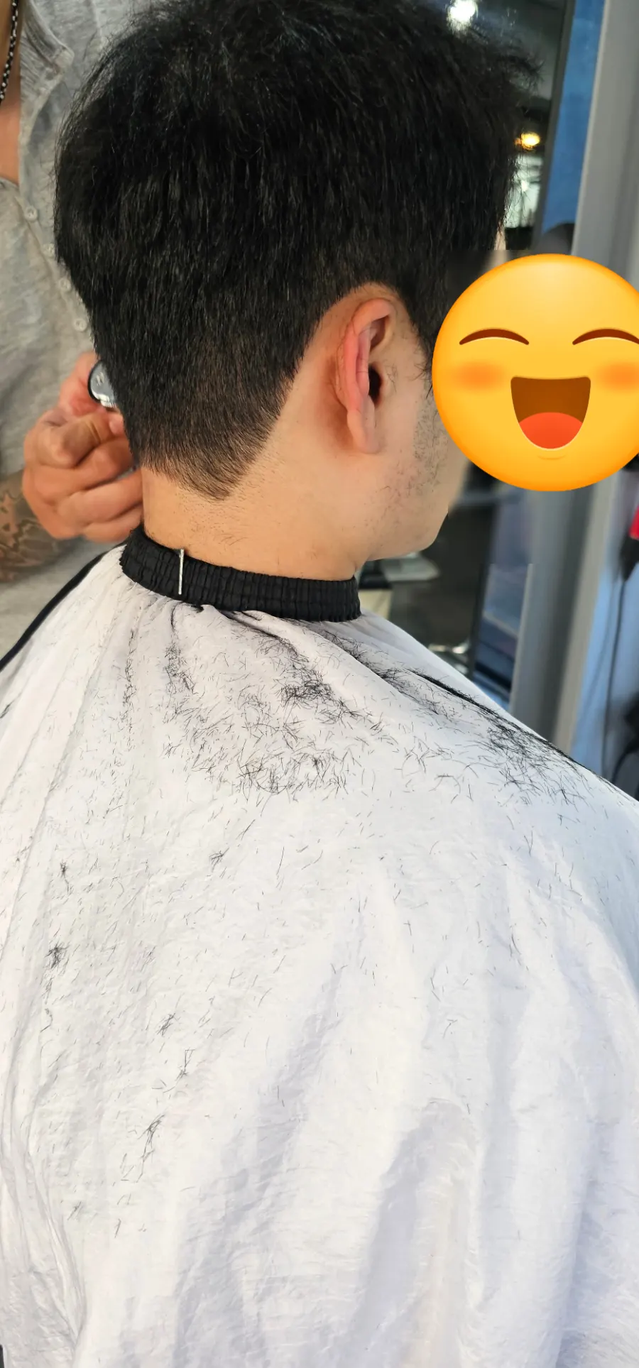 바리깡으로 뒷머리 정리하는 모습