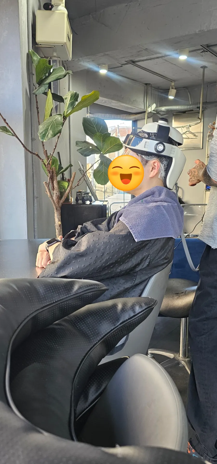 영양 흡수를 위해 랩과 기계를 씌운 모발케어