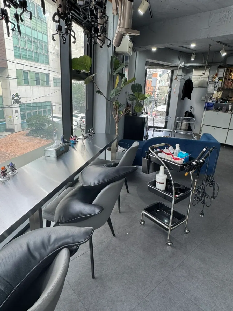 통창으로 햇빛이 드는 토로위드긱 신금호점 내부