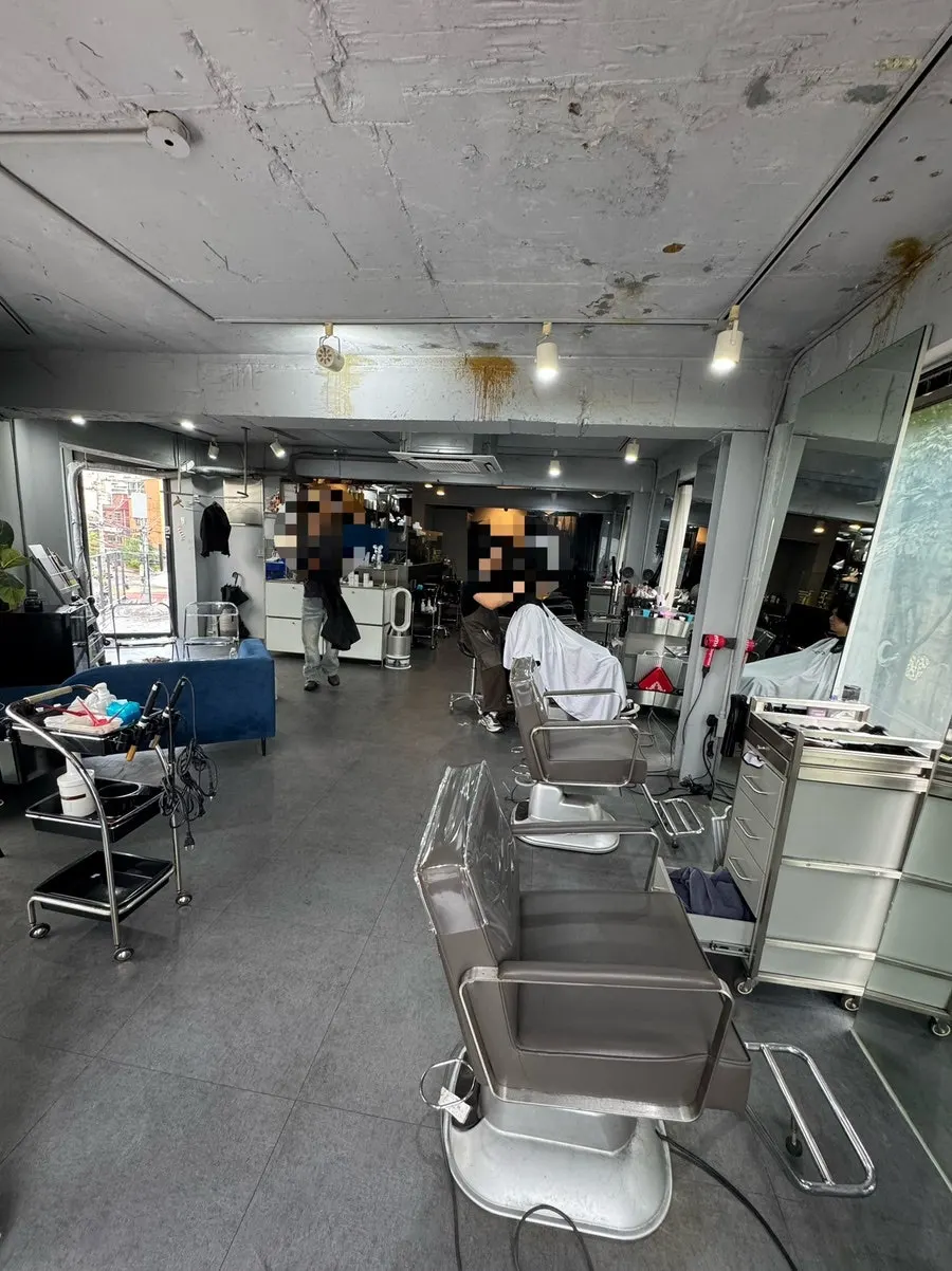 빈티지한 분위기의 미용실 시술 좌석