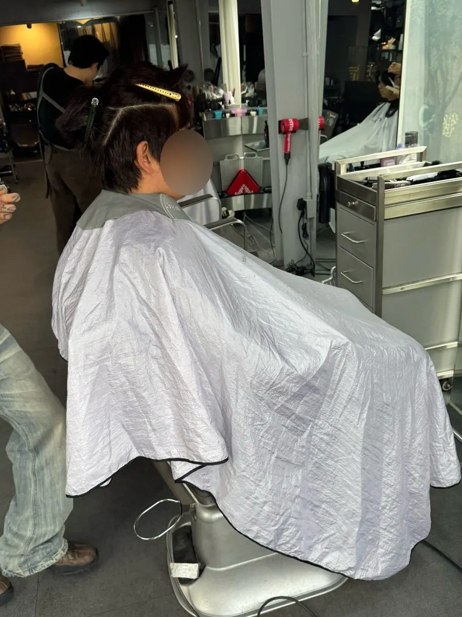 커트를 시작하는 미용실 시술 장면
