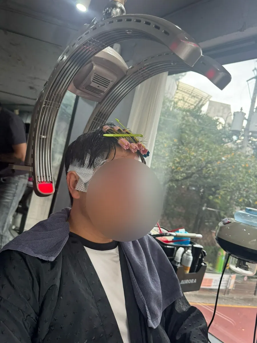 다운펌 진행 중인 시술 장면