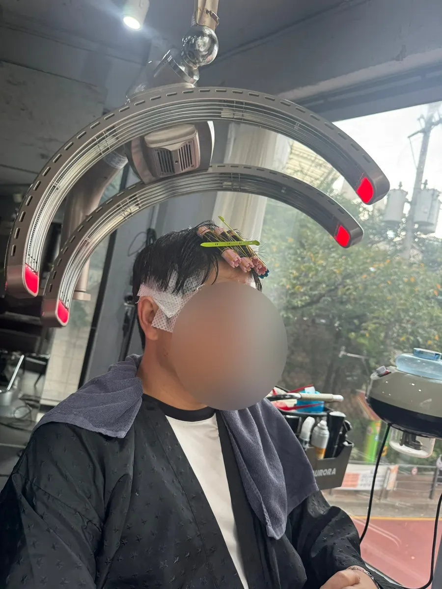 앞머리 펌 열처리 기기 작업 모습