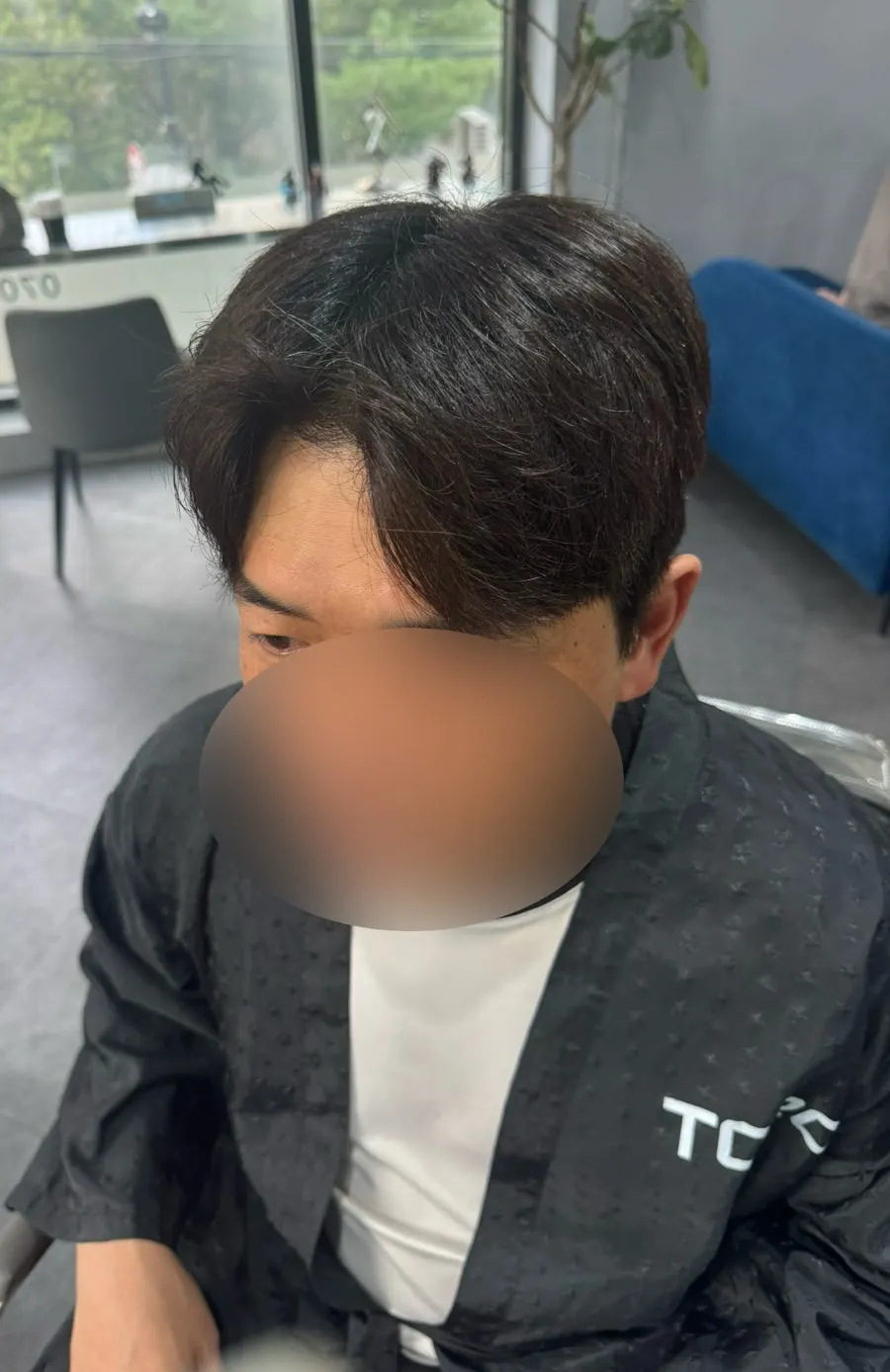 이마가 보이게 넘긴 완성 스타일