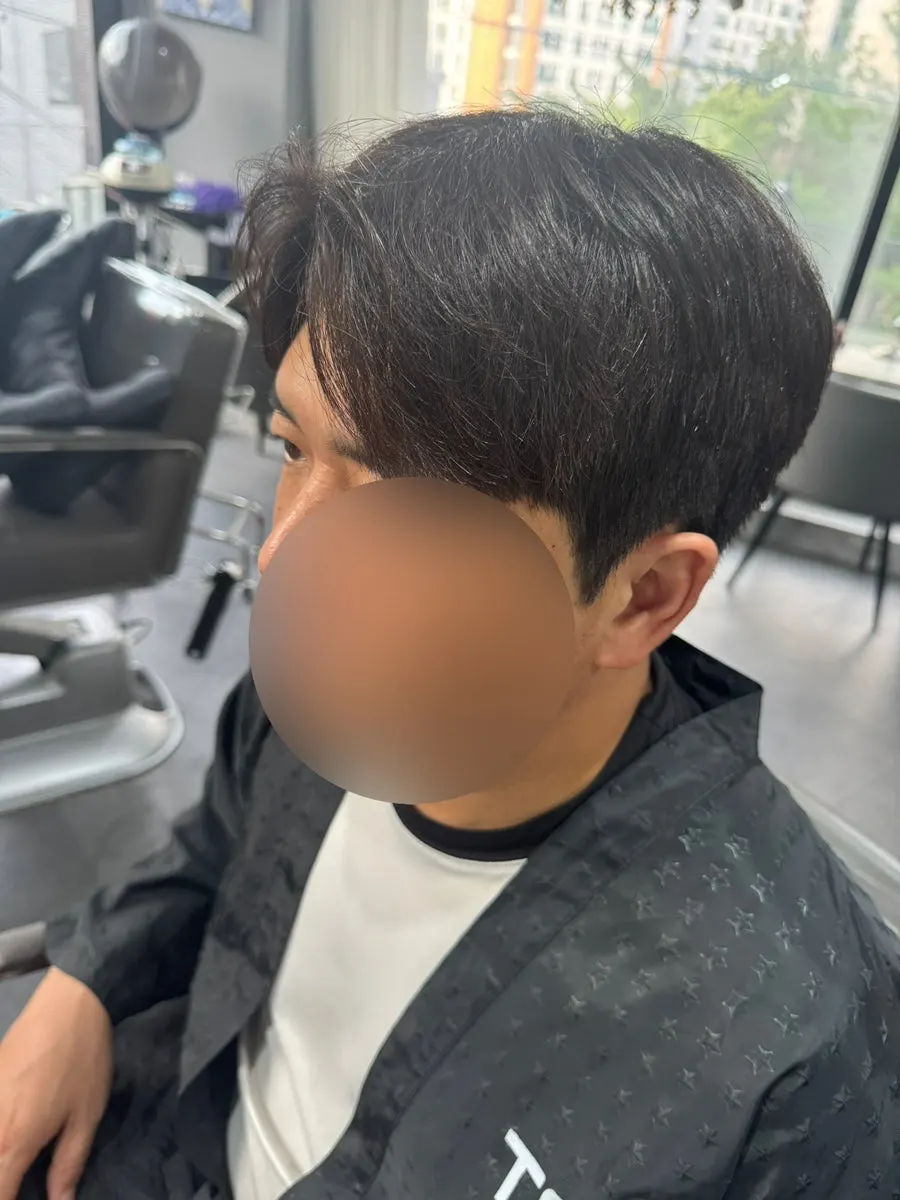 다운펌으로 정돈된 옆머리 완성 컷