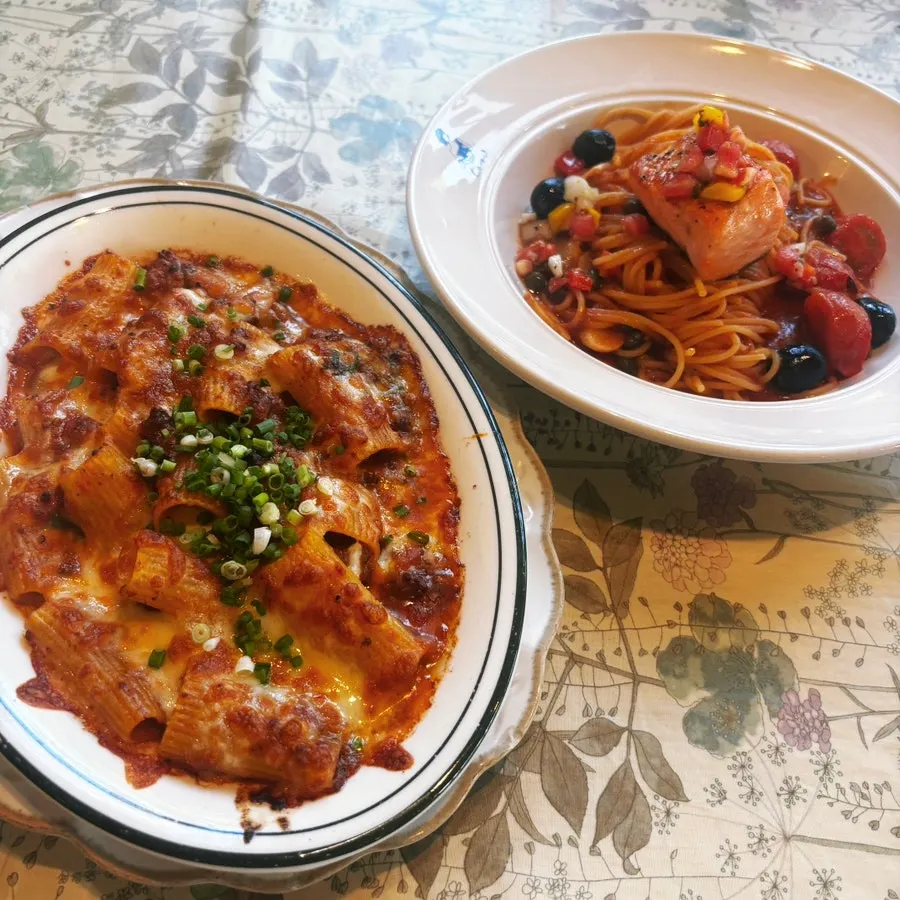 테이블에 차려진 파스타 두 접시