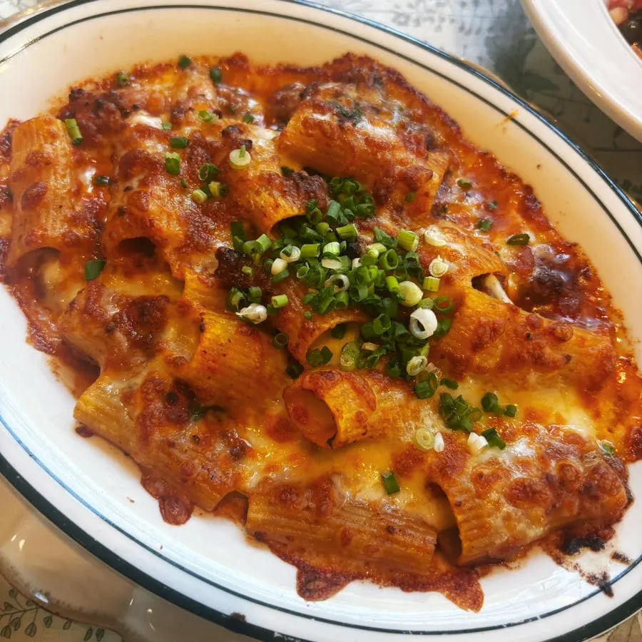 모짜렐라 치즈를 올려 구운 치즈 오븐 볼로네제