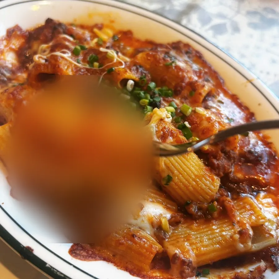 라구 소스가 엉킨 카사레체 숏 파스타 면