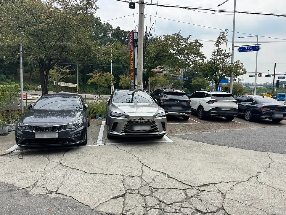 Parking space in front of Tobeu Nain