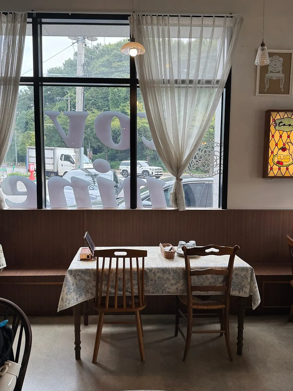 Wood table seating on Tobeu Nain's 1st floor