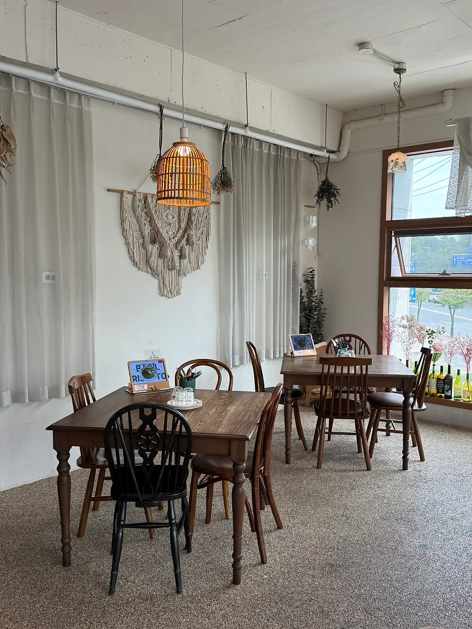 View of Tobeu Nain's 2nd-floor seating