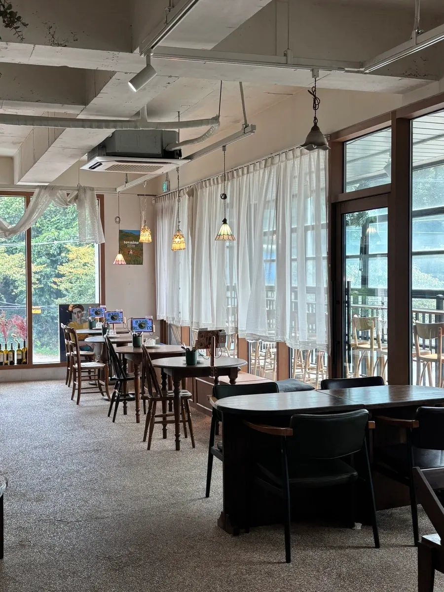 Store space with emotional lighting