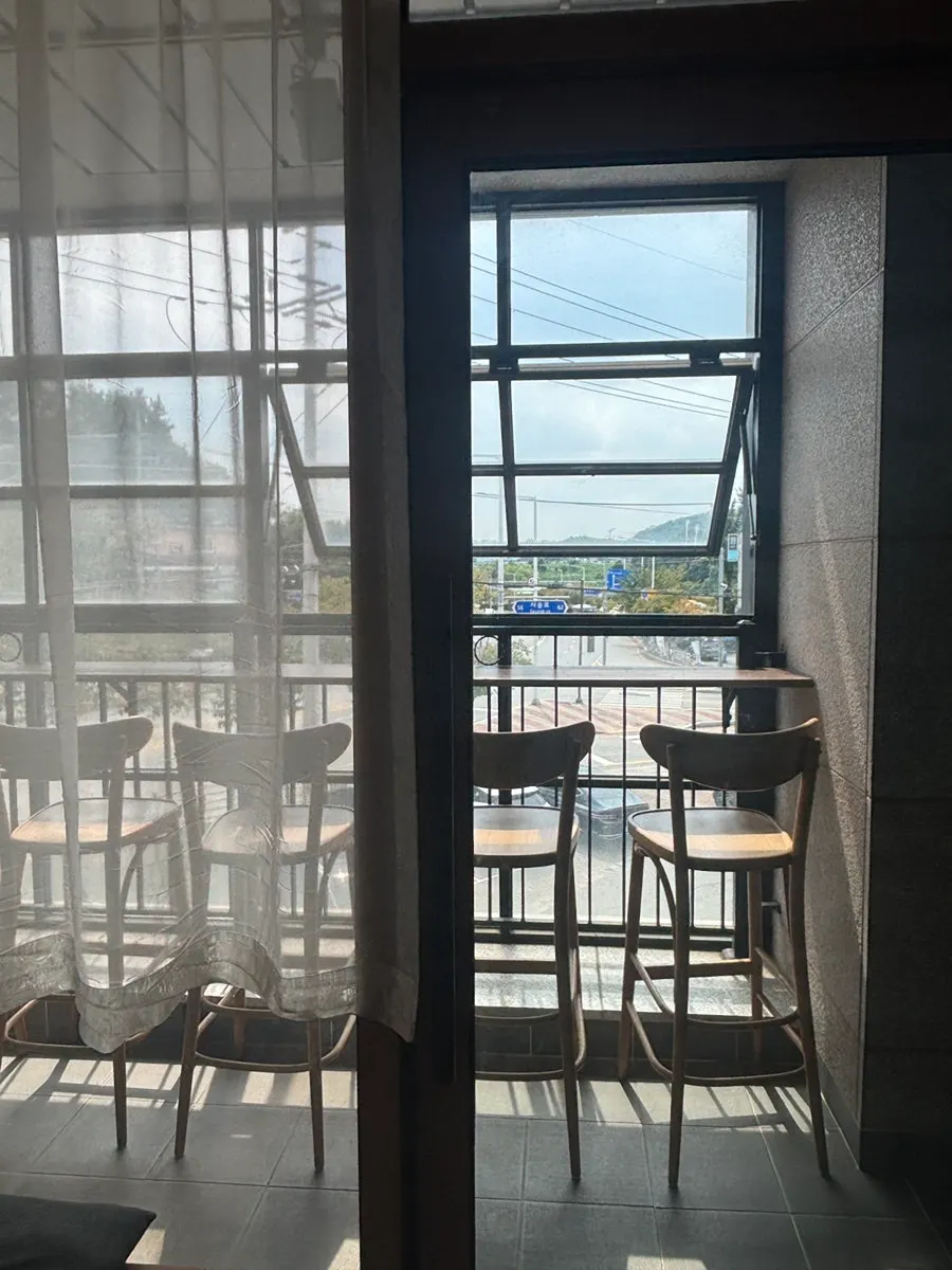 Second-floor café space at Tobeu Nain Pangyo
