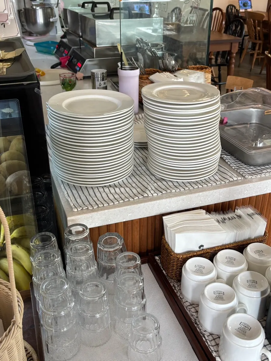 Self-service tableware corner