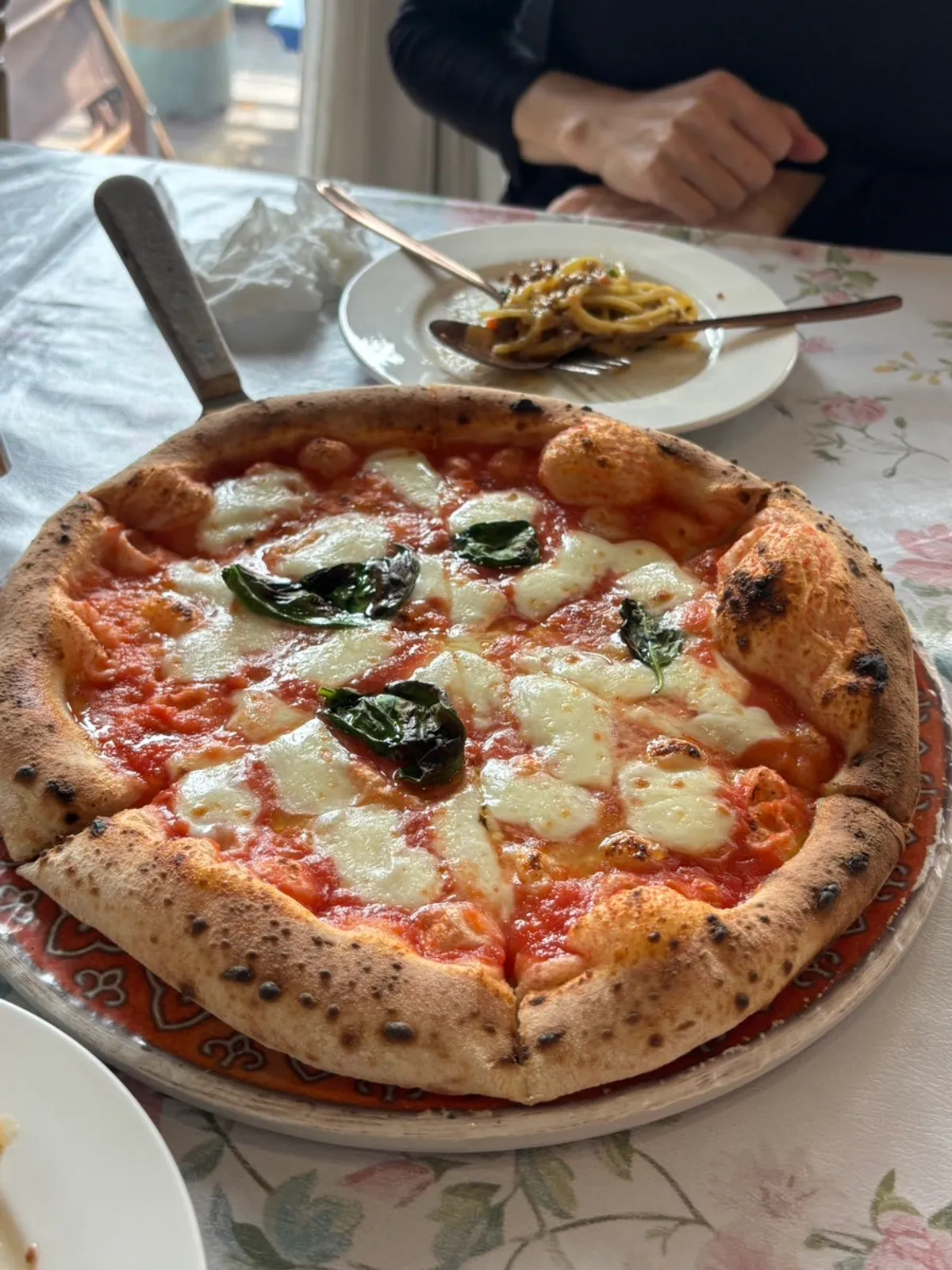 Wood-fired margherita pizza at Tobeu Nain Pangyo