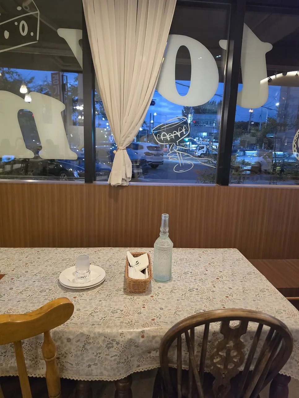 식탁보와 유리병으로 꾸민 프로방스 감성 테이블