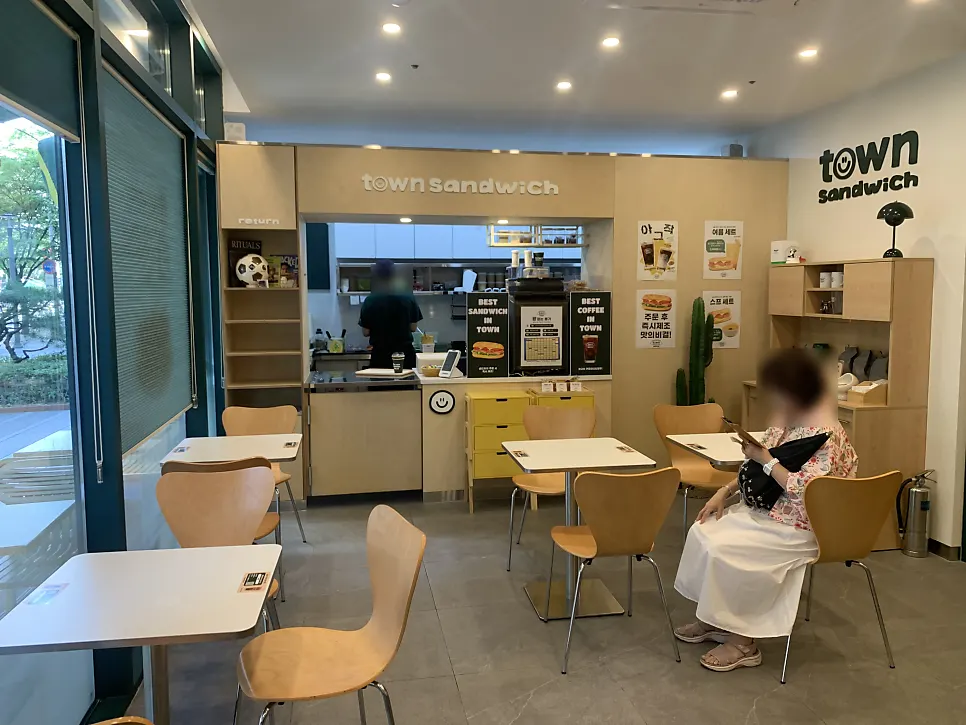 화이트 우드 톤 매장 내부 인테리어