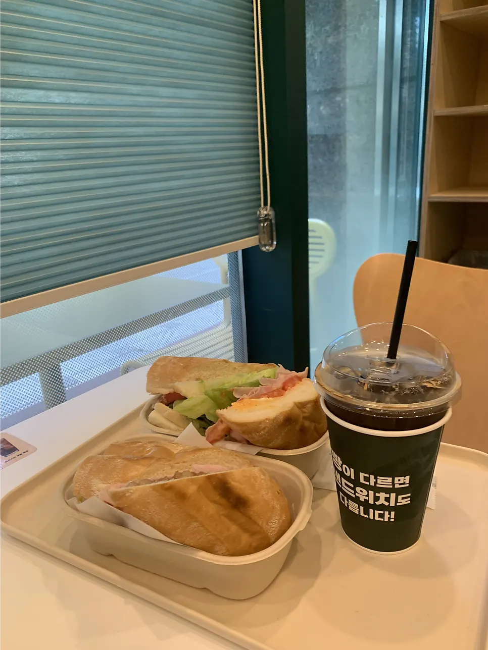 타운 샌드위치와 애플 잠봉뵈르 세트 상차림