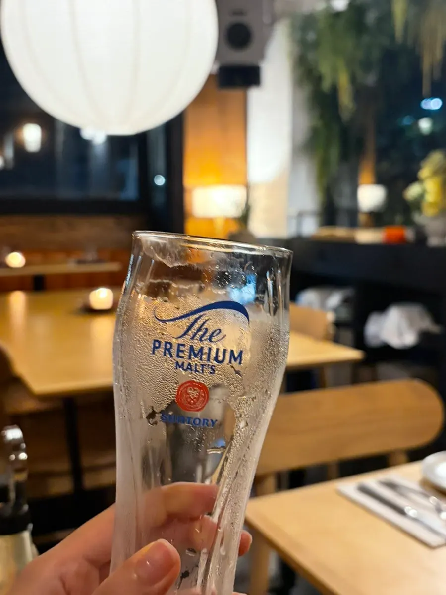 피자와 맥주가 놓인 식사 마무리 테이블