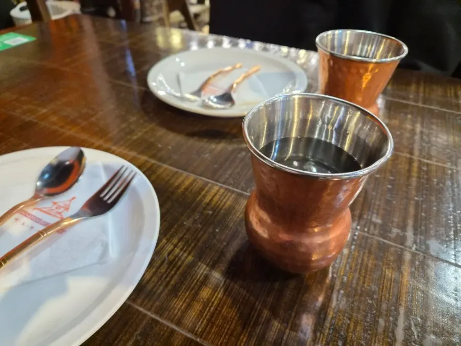 인도식 식기에 차려진 B세트 전체 상차림