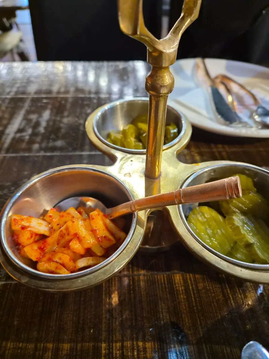 라씨와 기본 반찬 클로즈업