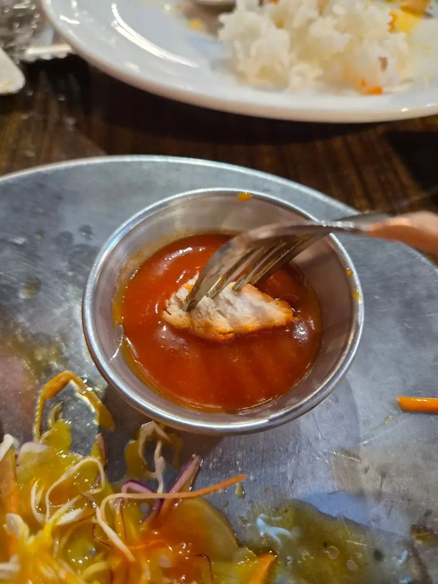 소스와 함께 나온 치킨티카