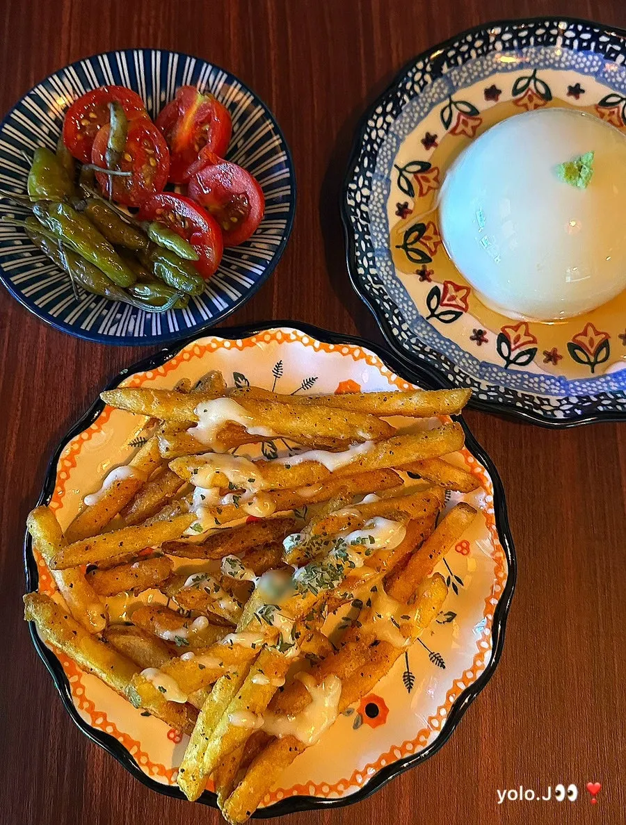 Plate of complimentary tomato marinade and green chili peppers