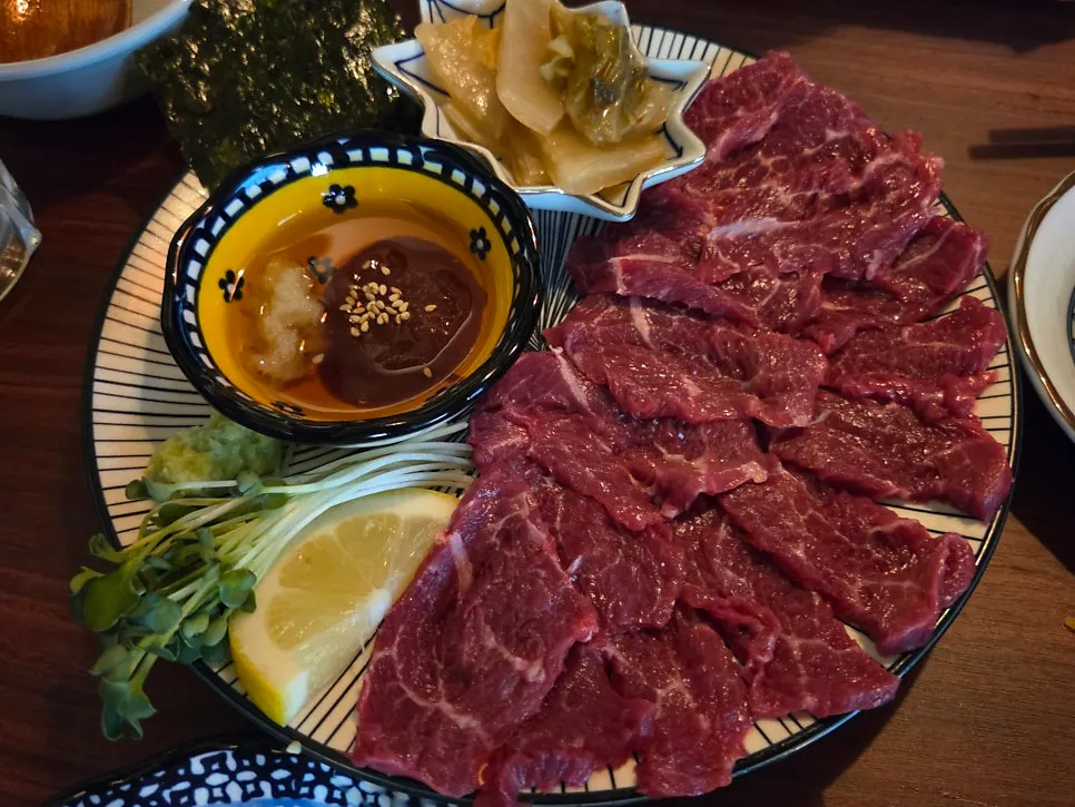 A small plate of wagyu beef sashimi at Tsukiya