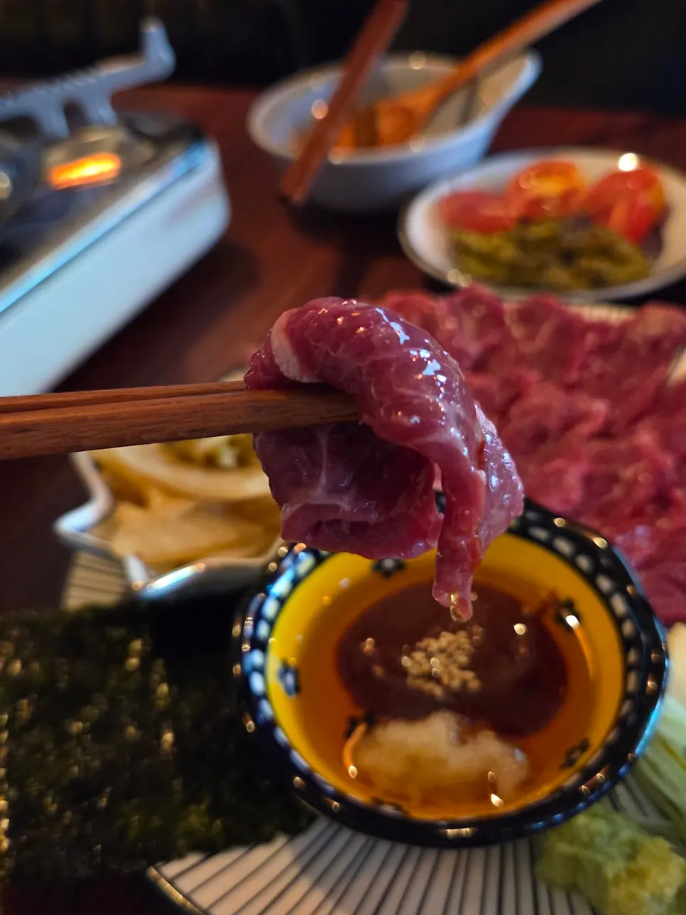 Wrapping beef sashimi in seaweed