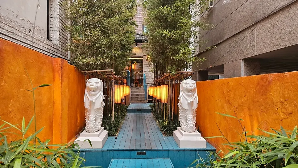 Walkway leading to the entrance of Ttasijia Yeonnam
